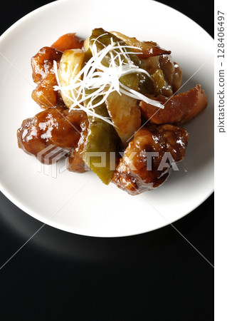 黑色背景上拍攝的黑醋醋醬豬肉 128406497