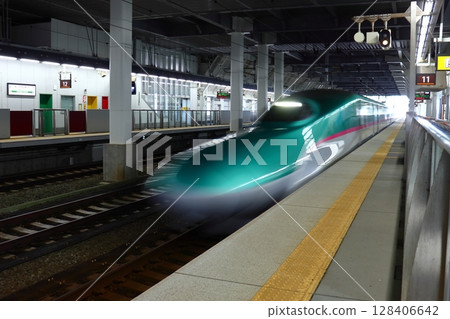 北海道新幹線 H5 系列 E5 系列列車經過奧津輕今別站 128406642