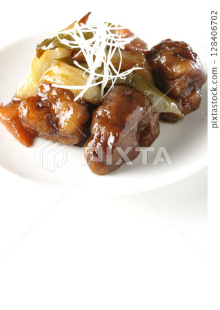 白色背景下拍攝的黑醋醋醬豬肉 128406702