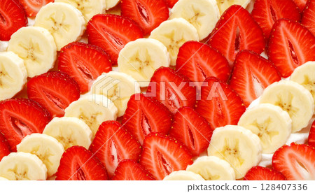 草莓和香蕉的背景近距離排列 128407336