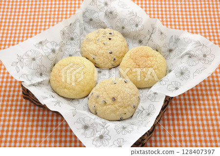 籃子裡的甜瓜麵包 128407397