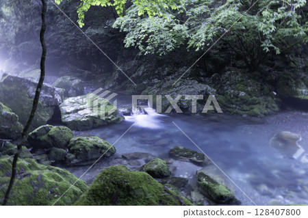 The blue river and moss-covered rocks of the Maruhara River in the silence before dawn The blue river and moss-covered rocks of the Maruhara River in the silence before dawn 128407800