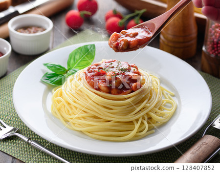 熱氣騰騰的辣椒肉醬意麵和色彩繽紛的西式餐桌 熱氣騰騰的辣椒肉醬意麵和色彩繽紛的西式餐桌 128407852