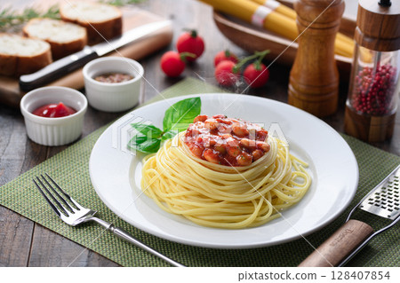 Steaming chili con carne pasta and a colorful Western-style table 128407854