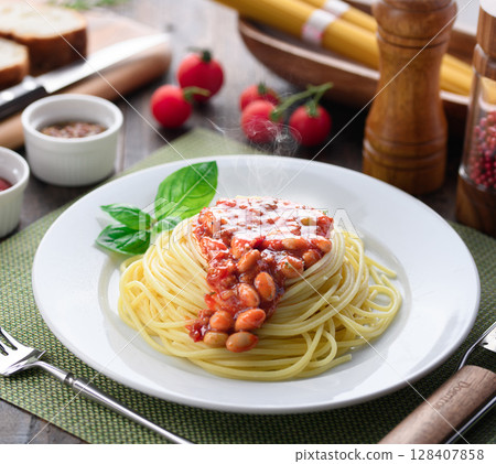 Steaming chili con carne pasta and a colorful Western-style table 128407858
