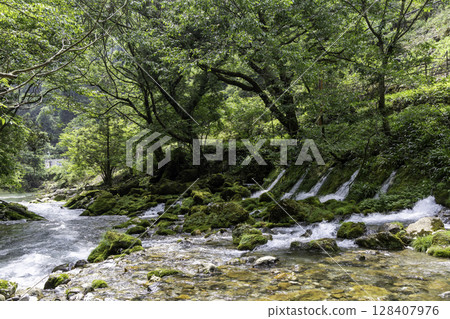Mossy rocks and the clear waters of the Maruhara River, with beautiful underground water 128407976