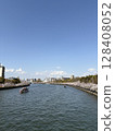 櫻花樹和遊覽船（大阪） 128408052