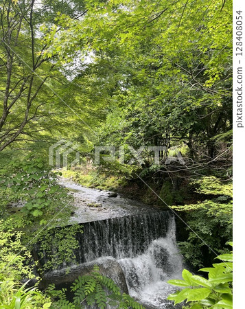 綠蔭環繞的舒緩瀑布 | 貴船的自然風光 128408054