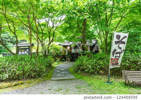 A relaxing soba restaurant in the forest of Minamioguni where you can hear the birds singing. A relaxing soba restaurant in the forest of Minamioguni where you can hear the birds singing. 128408595