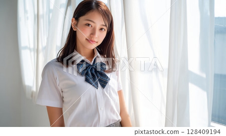 身穿制服的年輕女子的明亮肖像 | 微笑，女人 128409194