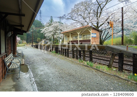 Aobe Station on the Oigawa Main Line of the Oigawa Railway in Kawane-cho, Shizuoka Prefecture, in the spring rain 128409600