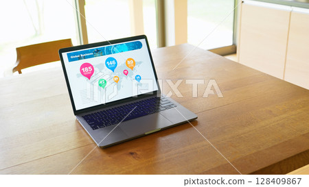 房間裡的筆記型電腦 房間裡的筆記型電腦 128409867