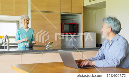 老年夫婦在餐廳休息 老年夫婦在餐廳休息 128409872