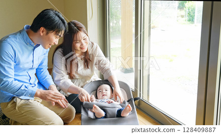 一對夫婦在房間裡安撫嬰兒 128409887