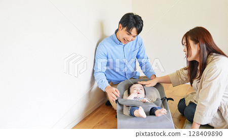 一對夫婦在房間裡安撫嬰兒 128409890