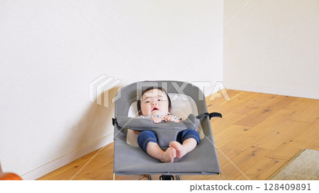 嬰兒睡在搖椅上 128409891