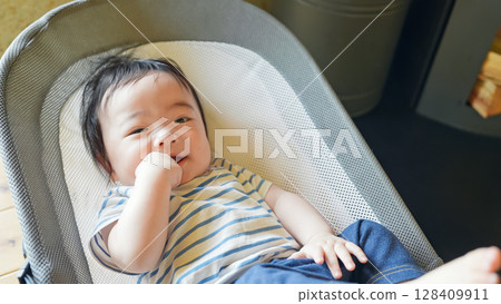 嬰兒睡在搖籃裡 嬰兒睡在搖籃裡 128409911
