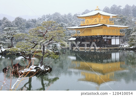 Snow-covered water mirror at Kinkakuji Temple, Kyoto in winter, World Heritage Site Snow-covered water mirror at Kinkakuji Temple, Kyoto in winter, World Heritage Site 128410054