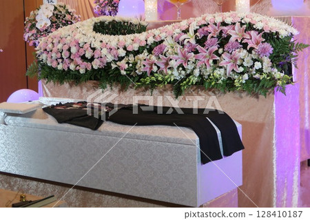 Fashionable flower altar 128410187