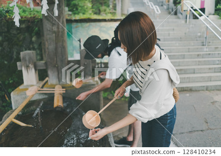 洗手用的水 男人和女人 男女 128410234