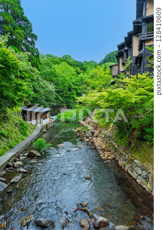 (Tanohara River) Surrounded by lush green mountains, the Kurokawa Onsen hot spring resort is home to 30 inns in Minamioguni Town, Aso District, Kumamoto Prefecture. 128410609