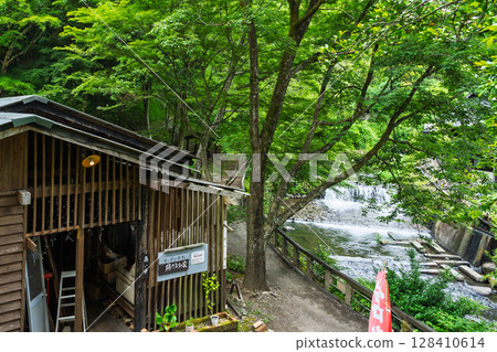 Store view: Surrounded by lush green mountains, Kurokawa Onsenkyo is home to 30 inns in Minamioguni Town, Aso District, Kumamoto Prefecture. 128410614