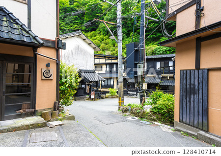 (Hot spring resort scenery) Surrounded by lush green mountains, Kurokawa Onsenkyo is home to 30 inns in Minamioguni Town, Aso District, Kumamoto Prefecture. (Hot spring resort scenery) Surrounded by lush green mountains, Kurokawa Onsenkyo is home to 30 inns in Minamioguni Town, Aso District, Kumamoto Prefecture. 128410714
