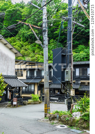 (Hot spring resort scenery) Surrounded by lush green mountains, Kurokawa Onsenkyo is home to 30 inns in Minamioguni Town, Aso District, Kumamoto Prefecture. 128410715