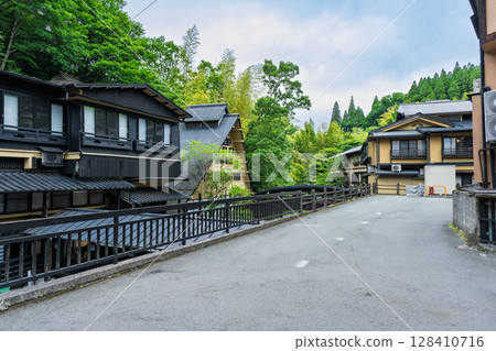 (Hot spring resort scenery) Surrounded by lush green mountains, Kurokawa Onsenkyo is home to 30 inns in Minamioguni Town, Aso District, Kumamoto Prefecture. (Hot spring resort scenery) Surrounded by lush green mountains, Kurokawa Onsenkyo is home to 30 inns in Minamioguni Town, Aso District, Kumamoto Prefecture. 128410716
