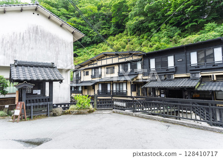 (Hot spring resort scenery) Surrounded by lush green mountains, Kurokawa Onsenkyo is home to 30 inns in Minamioguni Town, Aso District, Kumamoto Prefecture. 128410717