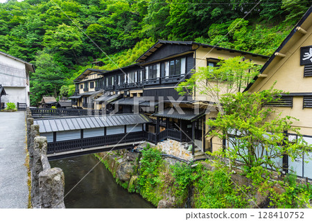 (Hot spring resort scenery) Surrounded by lush green mountains, Kurokawa Onsenkyo is home to 30 inns in Minamioguni Town, Aso District, Kumamoto Prefecture. 128410752