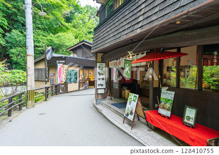 (溫泉度假村風景)黑川溫泉鄉位於熊本縣阿蘇郡南小國町,周圍環繞著鬱鬱蔥蔥的綠色群山,擁有 30 家旅館。 (溫泉度假村風景)黑川溫泉鄉位於熊本縣阿蘇郡南小國町,周圍環繞著鬱鬱蔥蔥的綠色群山,擁有 30 家旅館。 128410755