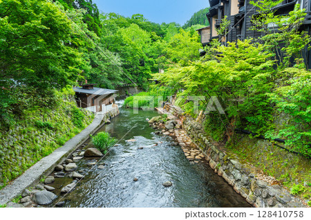 （溫泉度假村風景）黑川溫泉鄉位於熊本縣阿蘇郡南小國町，周圍環繞著鬱鬱蔥蔥的綠色群山，擁有 30 家旅館。 128410758