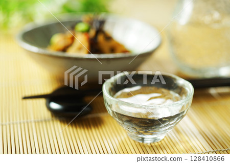 Sake, hijiki and edamame stew 128410866
