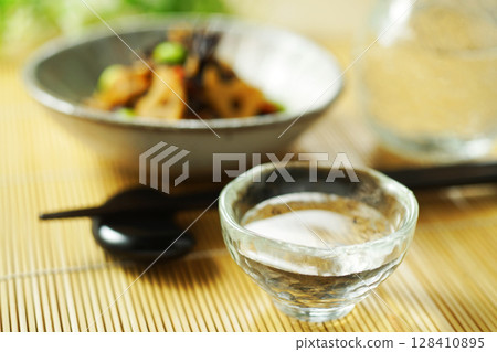 Sake, hijiki and edamame stew 128410895