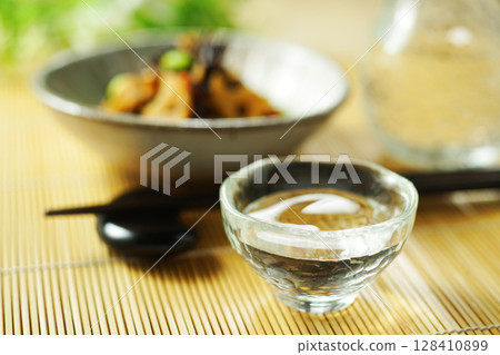清酒、羊棲菜和毛豆燉菜 128410899