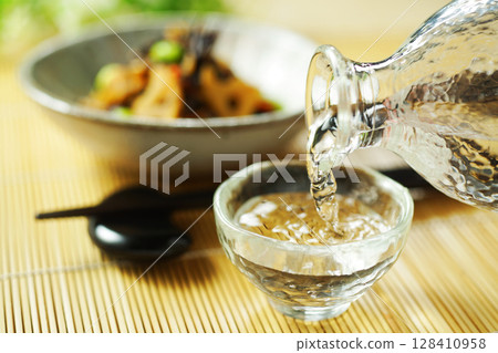 倒入清酒,燉煮羊棲菜和毛豆 倒入清酒,燉煮羊棲菜和毛豆 128410958