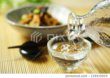 倒入清酒，燉煮羊棲菜和毛豆 128410959