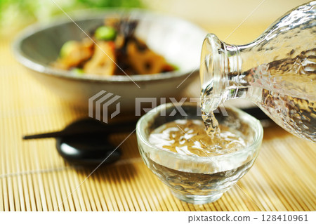 倒入清酒,燉煮羊棲菜和毛豆 倒入清酒,燉煮羊棲菜和毛豆 128410961