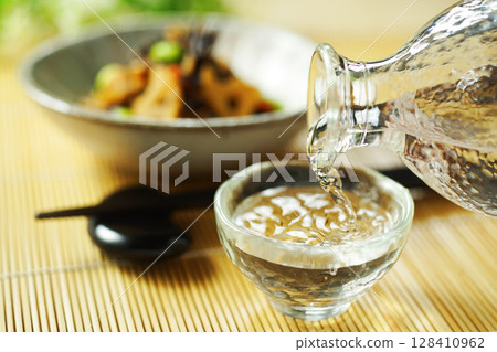 倒入清酒，燉煮羊棲菜和毛豆 128410962
