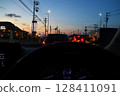 夜間十字路口，從駕駛座看到的景色 128411091
