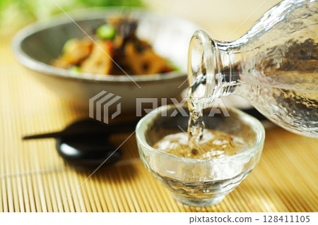 Pouring sake and stewed hijiki and edamame 128411105