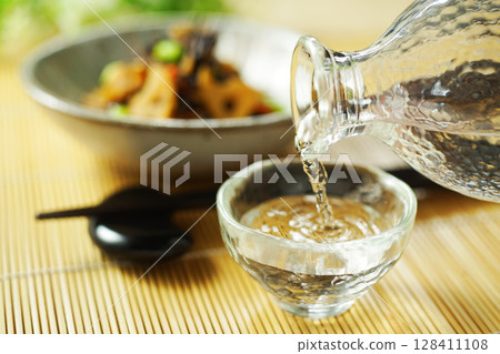 Pouring sake and stewed hijiki and edamame 128411108