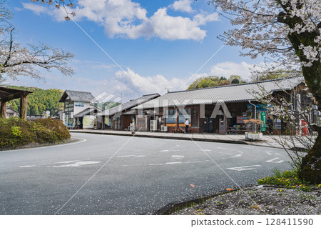 Tenryu-Futamata Station on the Tenryu Hamanako Railway in Hamamatsu City and cherry blossoms (Shizuoka Prefecture) Tenryu-Futamata Station on the Tenryu Hamanako Railway in Hamamatsu City and cherry blossoms (Shizuoka Prefecture) 128411590