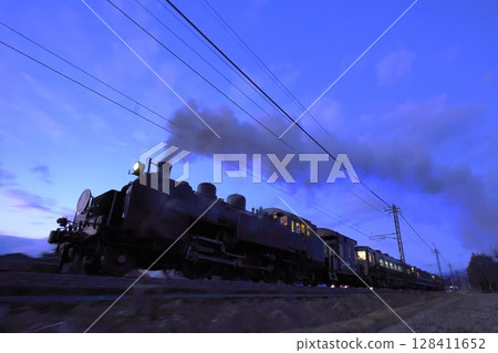 在黃昏天空背景下行駛的蒸氣機車:東武鬼怒川線SL大樹C11 在黃昏天空背景下行駛的蒸氣機車:東武鬼怒川線SL大樹C11 128411652