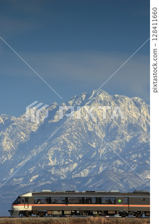 高山本線特快飛鎢基哈 85 號，背景為劍山 128411660