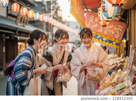 Female college student in yukata enjoying a hot spring trip 128412505