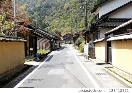 石見銀山町區的懷舊老房子和鬱鬱蔥蔥的山脈 128412861