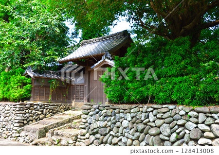 Samurai residence group at the foot of the floodplain 128413008