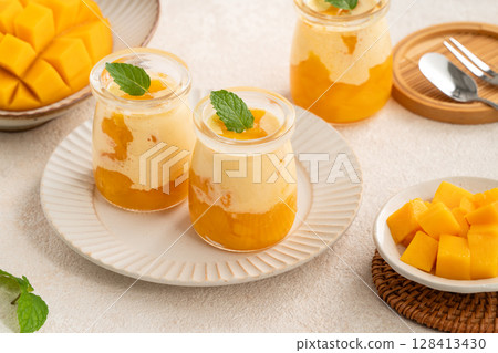 mango mousse dessert mango mousse dessert cup マンゴー ムース デザート 128413430